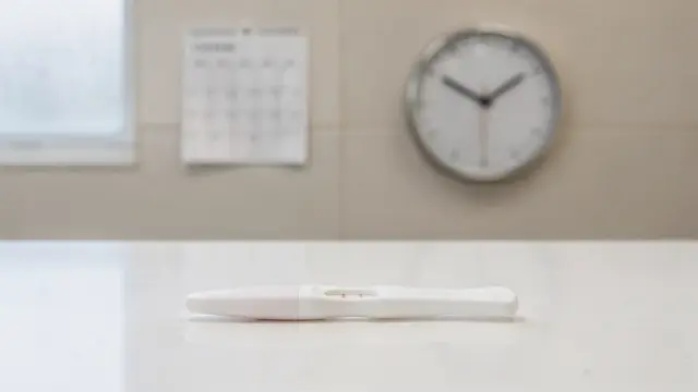 Schwangerschaftstest, Kalender und Uhr zum Thema später Eisprung und richtiger Testzeitpunkt