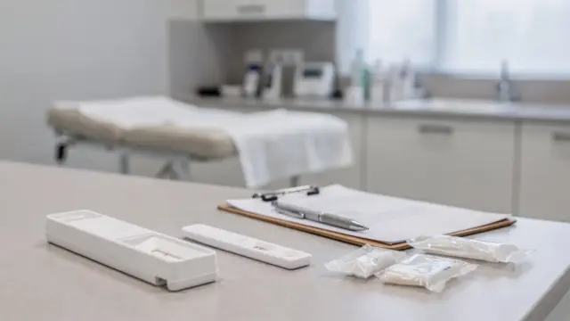 Schwangerschaftstest beim Arzt in einer gynäkologischen Praxis mit Testkit und Untersuchungsraum