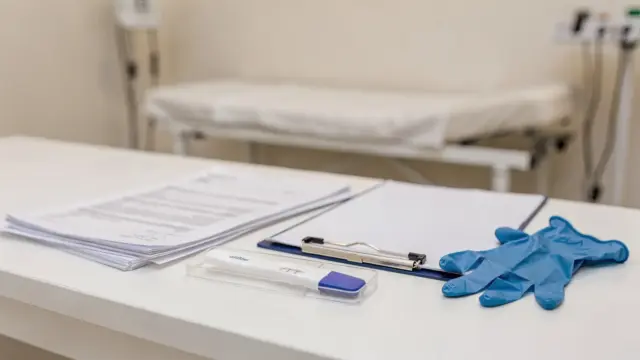 Schwangerschaftstest beim Hausarzt: Testkit und Unterlagen im Arztzimmer